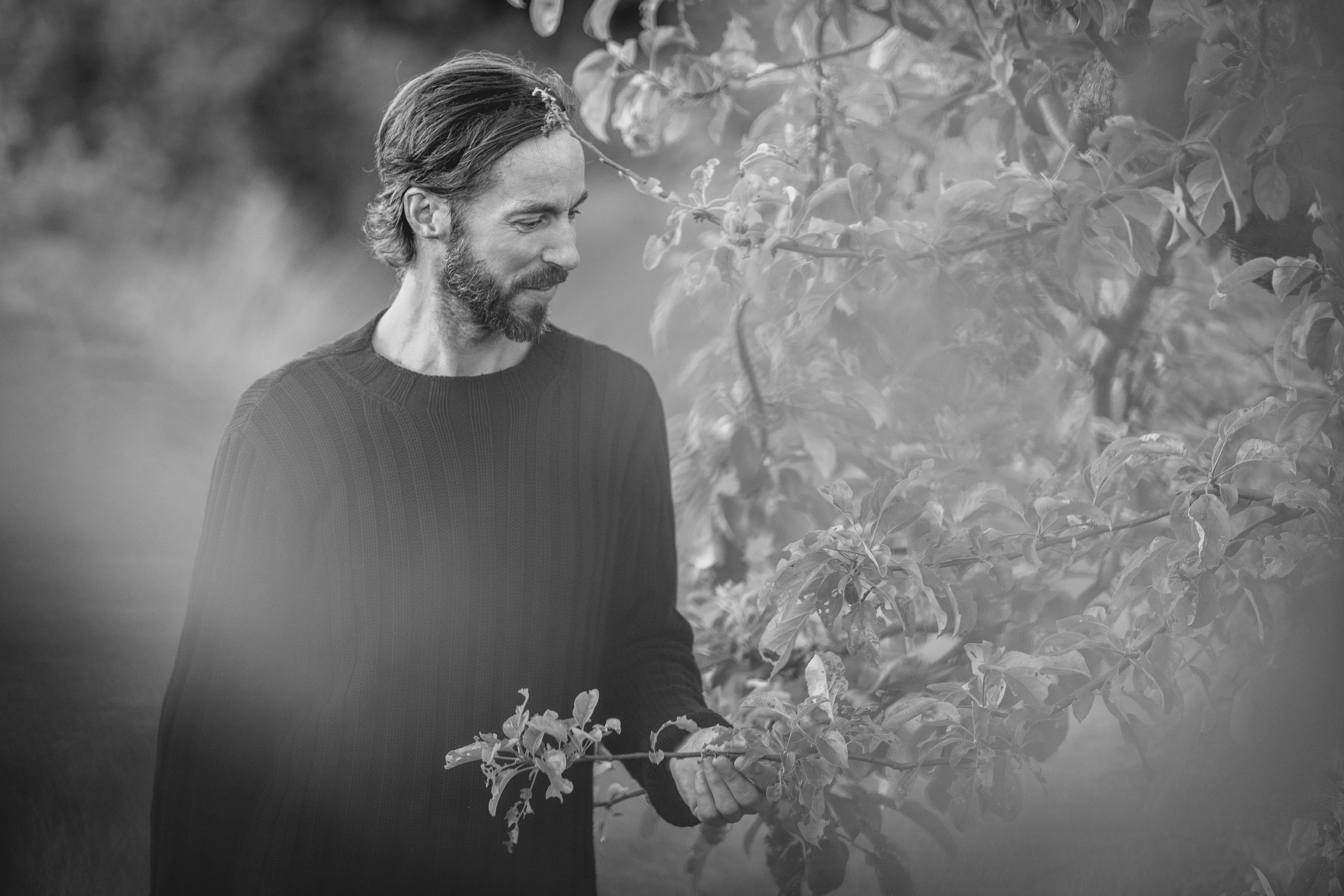 Diego står vid skylt